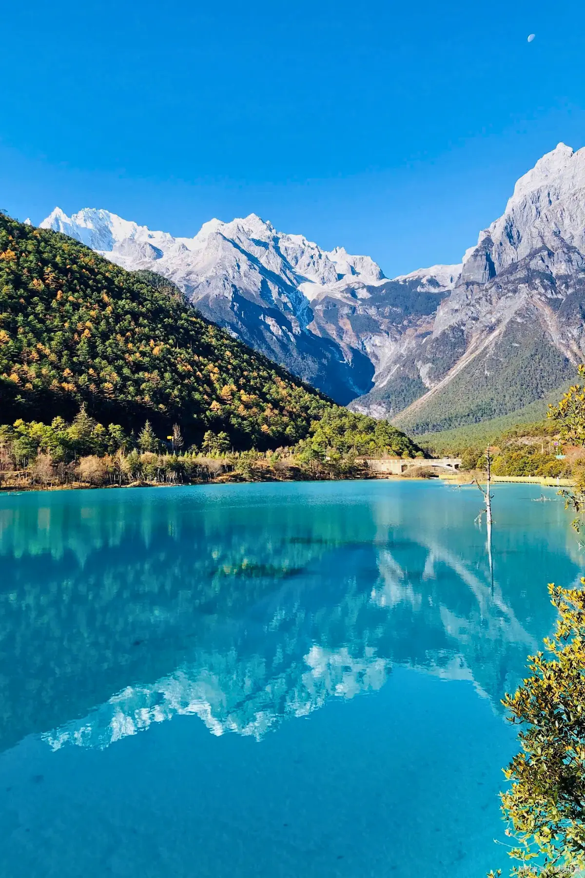 Dòng suối xanh ngọc tại Lam Nguyệt Cốc trong tour Lệ Giang tháng 9